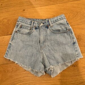 VINTAGE LEVI LIGHT DENIM WASH SHORTS